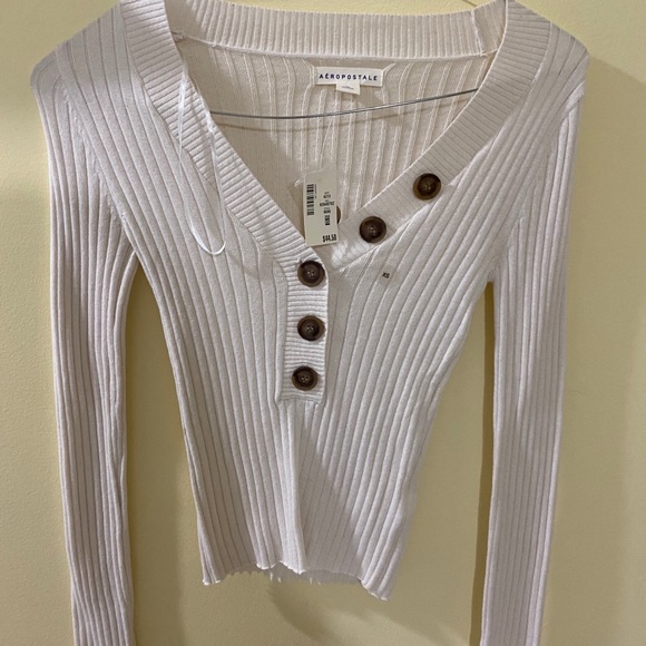 A A white long sleeve tight shirt with buttons - Picture 1 of 4